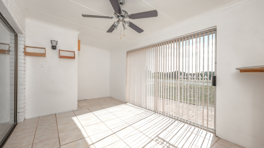 To Let 3 Bedroom Property for Rent in Struisbaai Western Cape